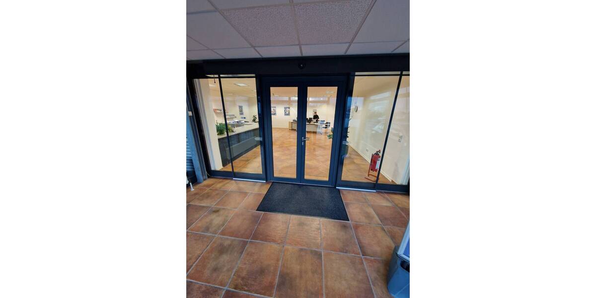 Großzügige Büros im EG mit direktem Zugang und Parkplätzen 4 zimmer