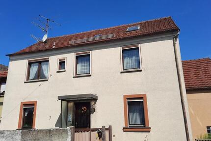Großes Einfamilienhaus mit Hof und Garten