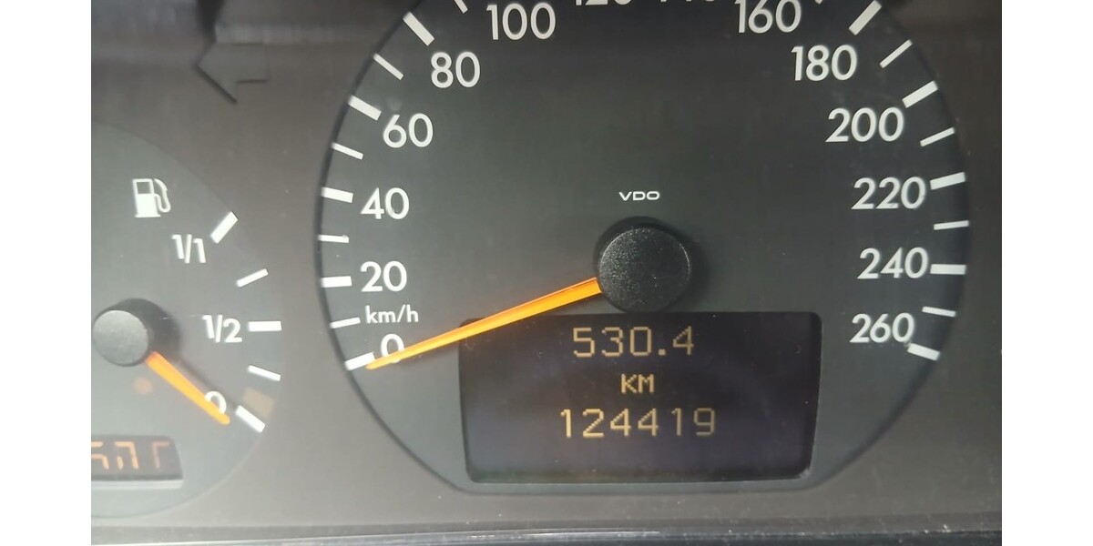 Mercedes-Benz 240 124.400 km 4.400 &euro; Leipzig 04109