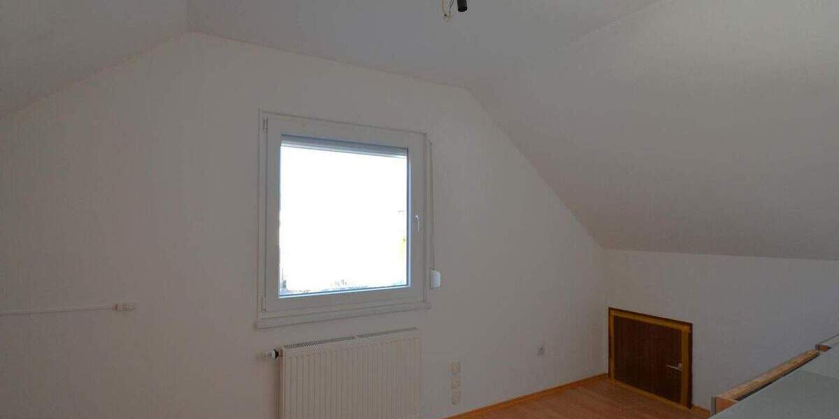 Ruhig gelegenes Wohnhaus mit Balkon, Terrasse, Garage, Carport und Aussicht in Gerolstein-Müllenborn 5 zimmer