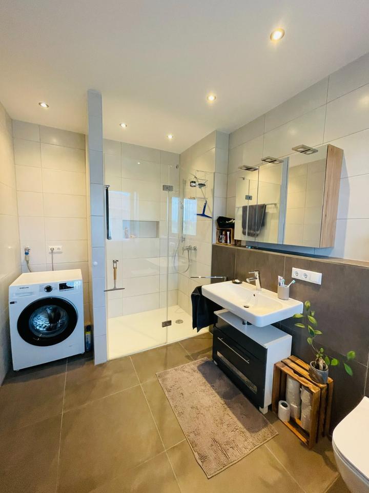 Helle 3-Zimmer Dachgeschosswohnung mit 2 Balkonen und 2 Tiefgaragenstellplätzen in Abensberg! zimmer