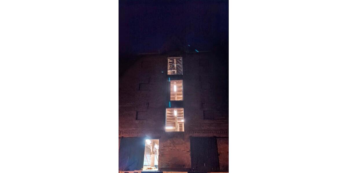 Halle zu vermieten...ca. 5*11 Meter, vier Meter Höhe, zwei Tore zimmer