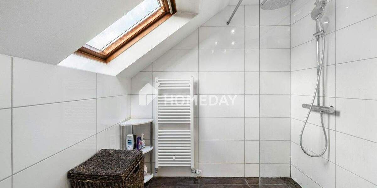 Modern wohnen über den Dächern: Dachgeschosswohnung mit Dachterrasse und Loggia in Bretzfeld 3 zimmer