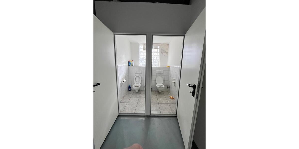 Halle zu vermieten - ca. 120qm, teilbar mit Vorhof zimmer