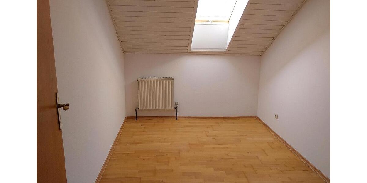 Dachgeschoßwohnung Geiselhöring - 4 Zimmer, 89 m&sup2;, 800&euro; | Angebot:25310536