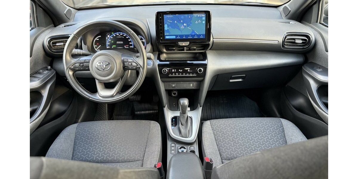 Toyota Yaris Cross TEAM D/Hybrid AWD-i KAMERA/NAVI/DAB 25.628 km 23.800 &euro; Villingen-Schwenningen 78054