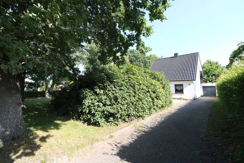 Baugrundstück mit aufstehender, unbewohnter Bebauung zimmer