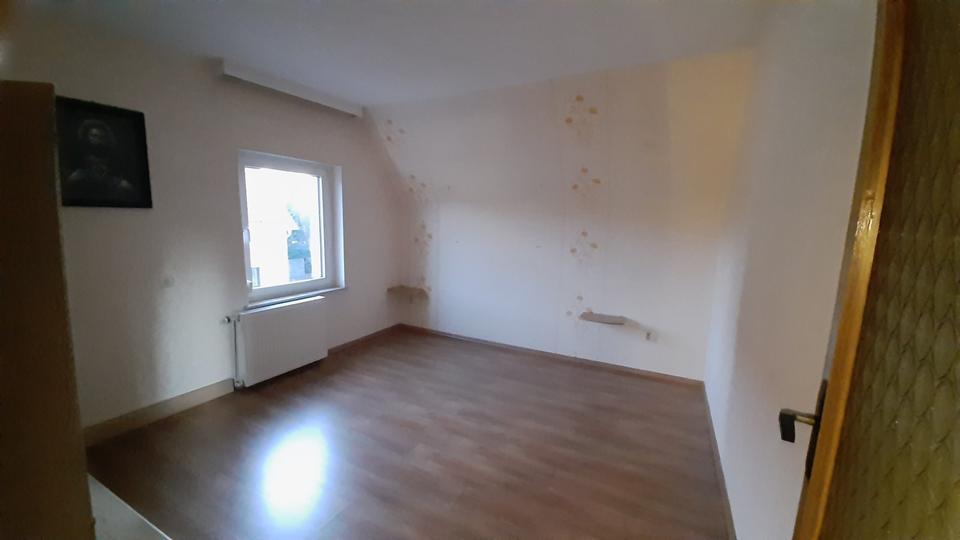 Wohnhaus vollunterkellert m. Dachausbau u. Nebengebäude m. 2 Fewo