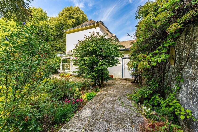 Imposantes Einfamilienhaus mit schönem Garten nahe City