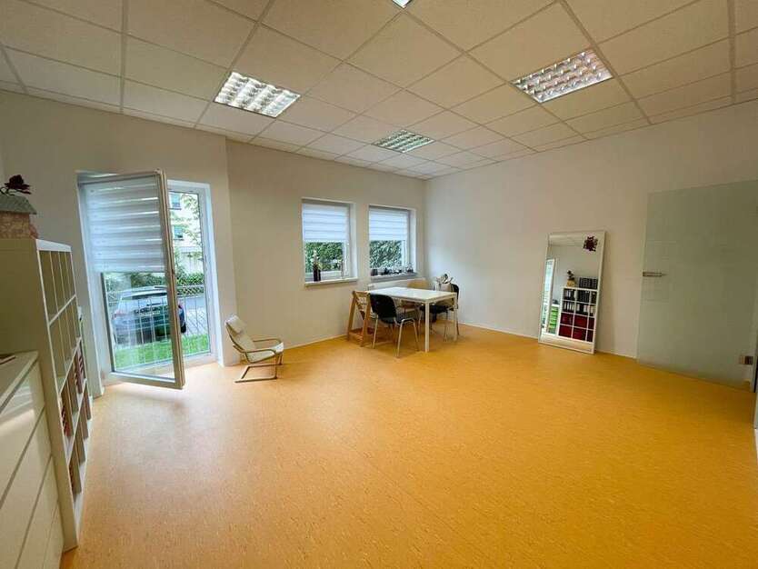 Büro in Lauter-Bernsbach 404 € 26 m²