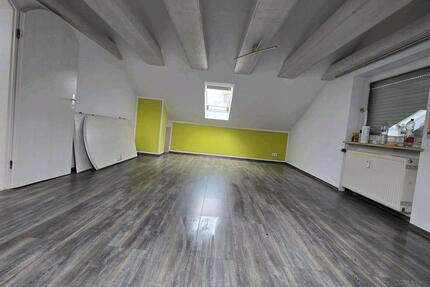 Vermiete 75qm Dachgeschosswohnung in Weißenburg in Bayern zimmer