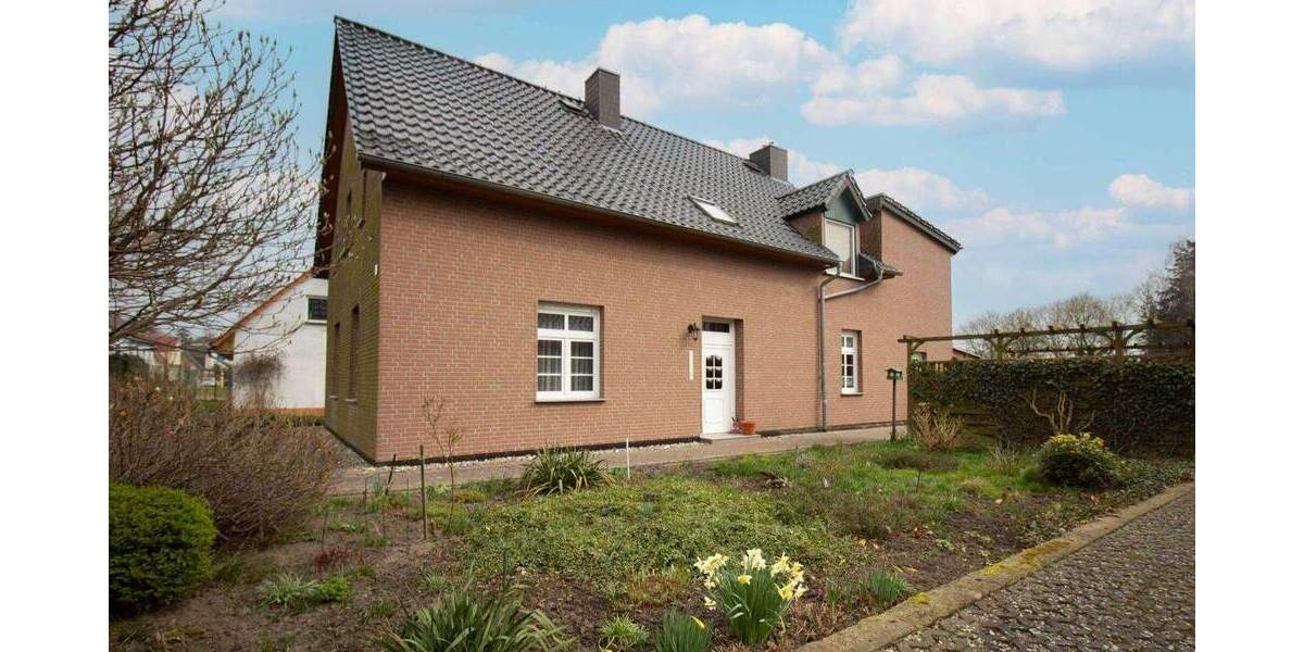 Bezugsfreies Wohnhaus mit sieben Zimmer, Nebengebäude, großem Grundstück und guter Anbindung 7 zimmer