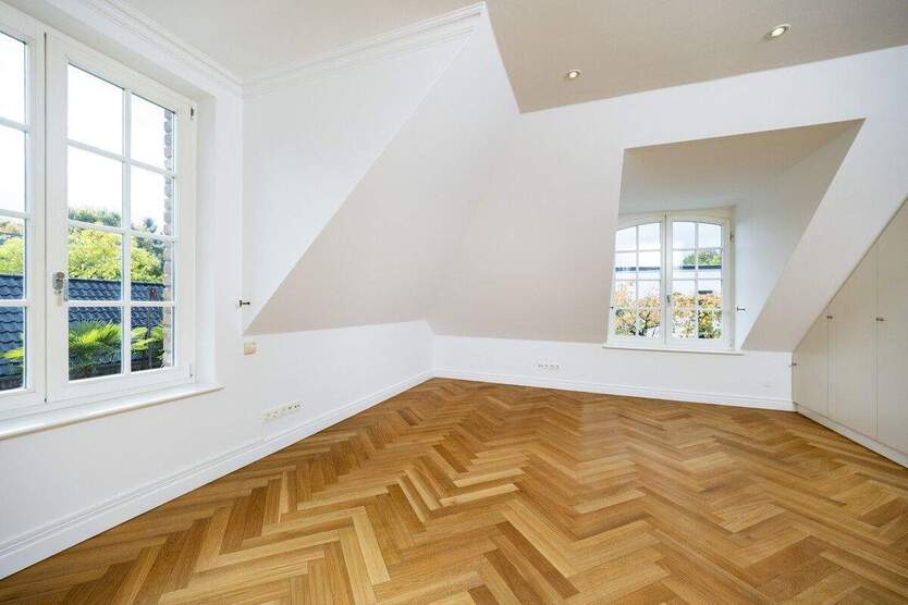 Exklusives Wohnen in Top-Lage von Alt-Meererbusch - Noble Villenhälfte mit hochwertiger Ausstattung 7 zimmer