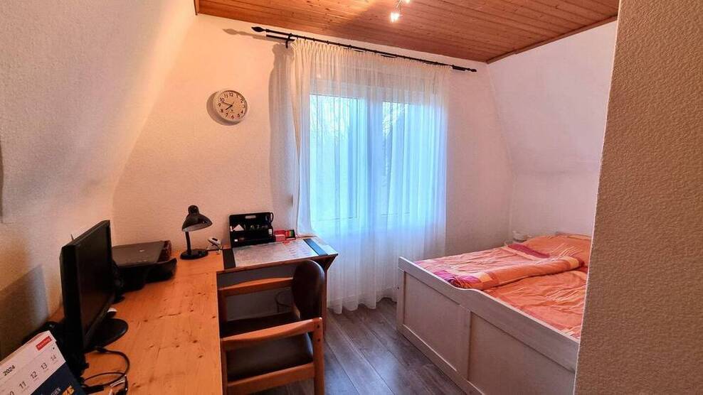 Freistehendes Ein-Zweifamilienhaus mit 9 Zimmern, 3 Bädern und ri