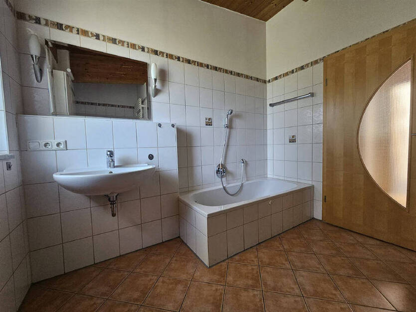 Ideal für Paar! 5 Zimmer Wohnung im ersten OG mit Balkon