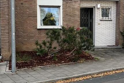 DUS, 4Zi. RMH, 110m² Wfl., 215m² Grd., Terr., Garten, Keller, Grg. 4 zimmer