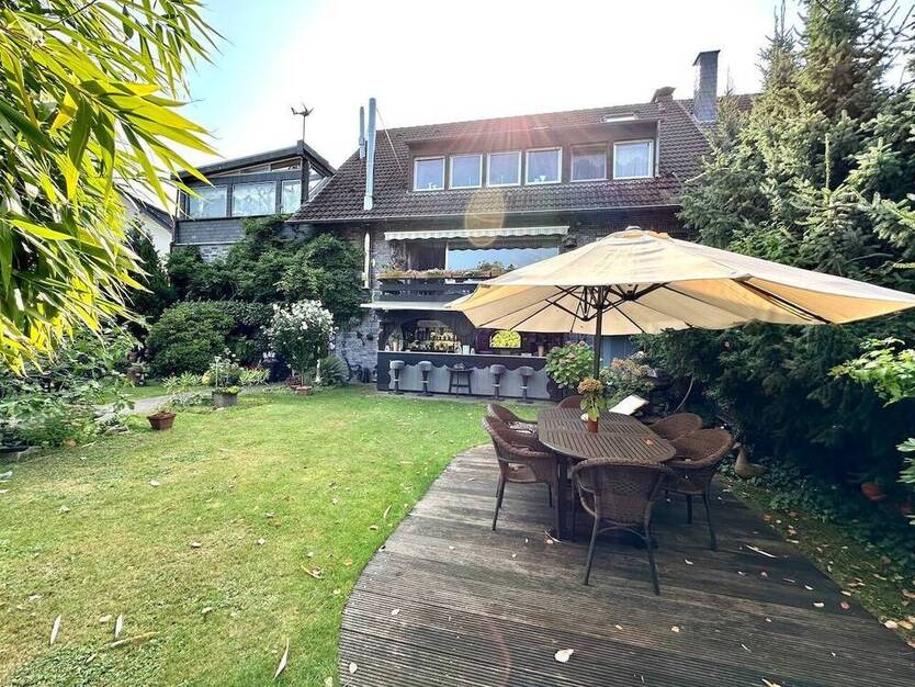 Großes Zweifamilienhaus mit schönem Garten in beliebter Wohnlage