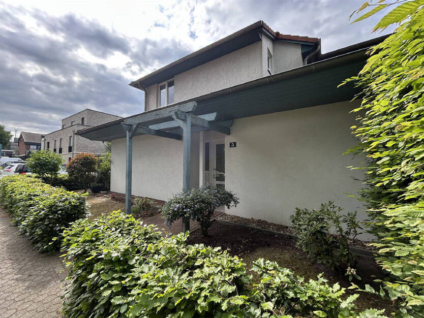 Keine Käuferprovision ! Helle Erdgeschosswohnung mit überdachtem Eingang, Terrasse und Stellplatz 2 zimmer