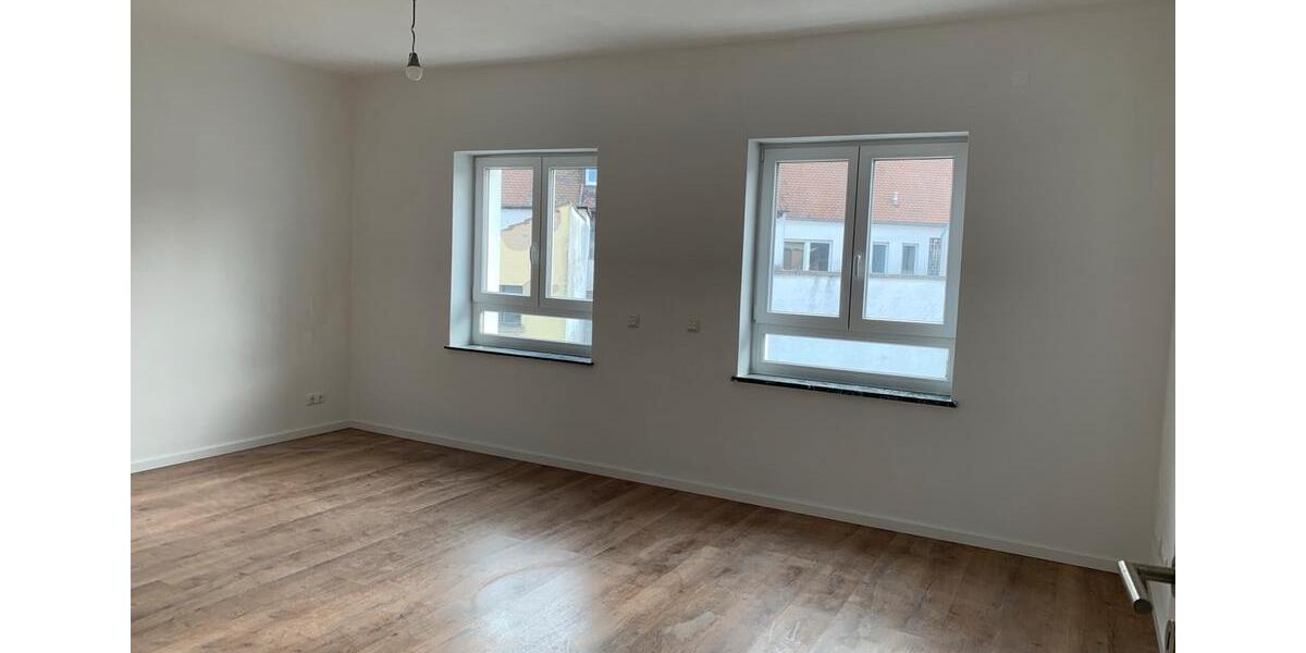Etagenwohnung Neutraubling - 1 Zimmer, 110 m&sup2;, 1.350&euro; | Angebot:25172846