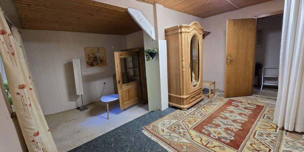 Zweifamilienhaus auf großzügigem Grundstück in idyllischer Lage 1 zimmer