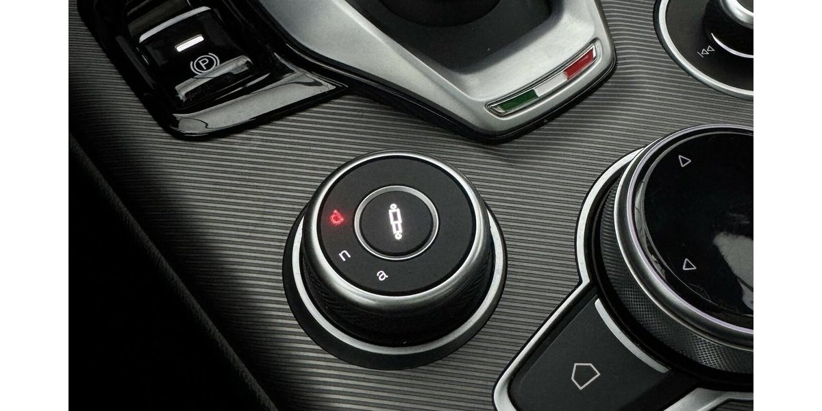 Alfa Romeo Giulia 2.0 Veloce Q4 Turbo Panoramadach Xenon 43.300 km 32.970 &euro; Lich 35423