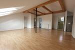 * Großzügig Wohnen * lichtdurchflutete 3 Zimmer-DG-Wohnung mit EINBAUKÜCHE in zentraler City-Lage *