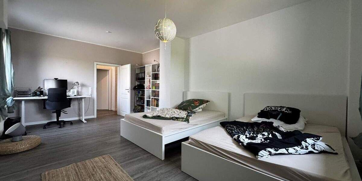 In Toplage - Saniertes großes Zweifamilienhaus mit parkähnlichem Garten und Platz für Ihre Autos... 8 zimmer