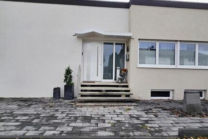 Einfamilienhaus mit wohnlicher Nutzfläche, Hof, Garten, Garage 3 zimmer