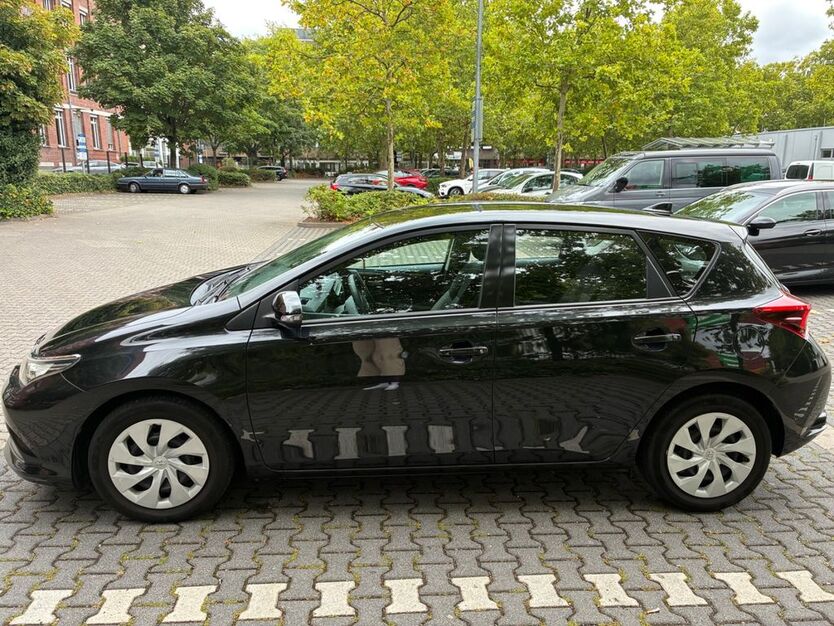 Toyota Auris 95.000 km 9.500 € Frankfurt 60389