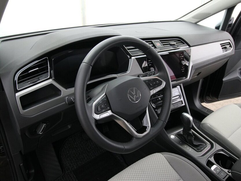 VW Touran 1.5 TSI 7-DSG Comfortline 7-SITZ+NAVI+AHK 23.190 km 32.790 € Hagenow 19230