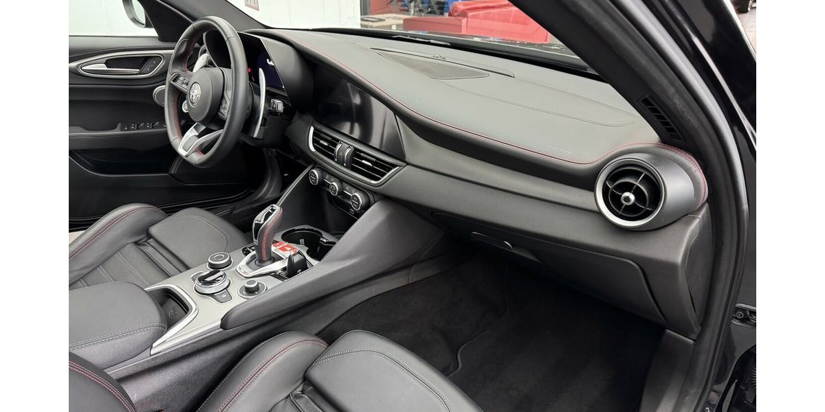 Alfa Romeo Giulia 2.0 Competizione Q4 Turbo Panoramadach 28.999 km 37.770 &euro; Lich 35423