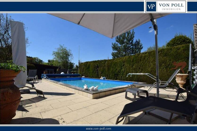 Elegantes Anwesen in schöner Wohnsiedlung mit Pool und herrlichem Garten!