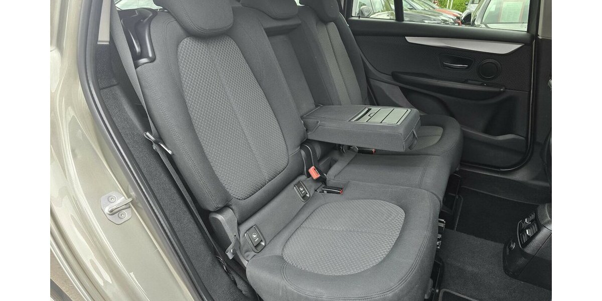 BMW 218 Active Tourer d ADVANTAGE/7-SITZER/AHK/KLIMA 179.900 km 11.900 &euro; Villingen-Schwenningen 78054