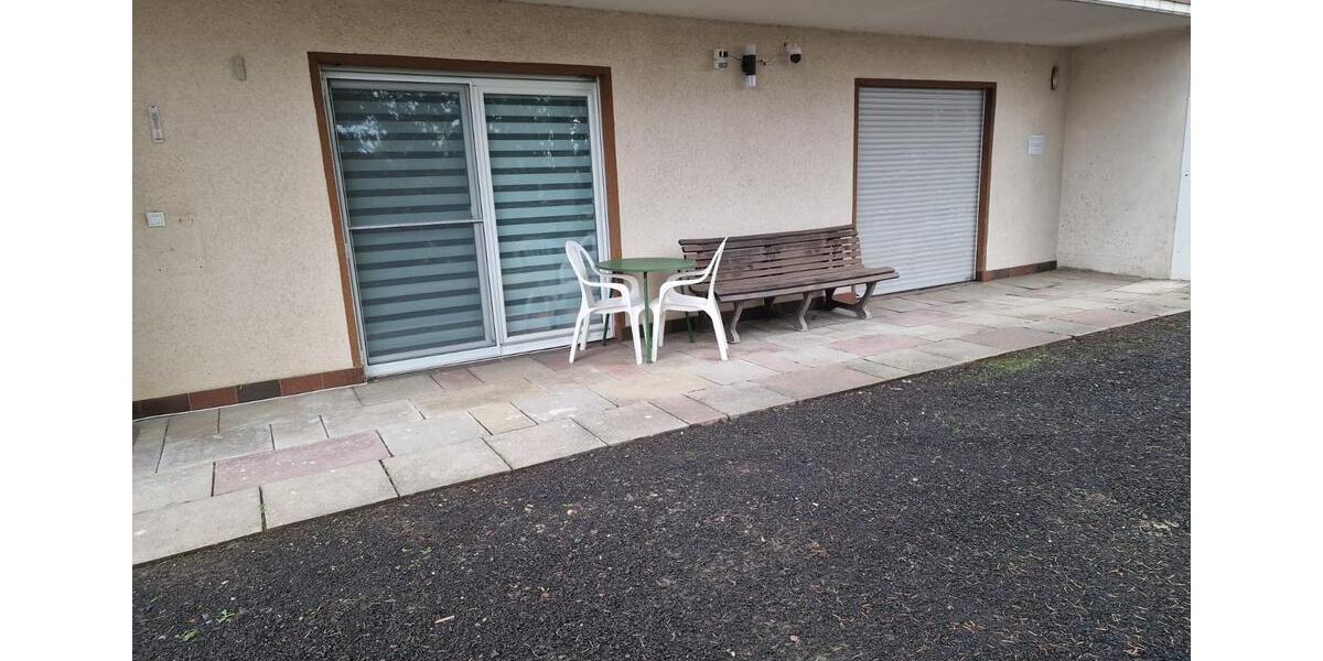 EG-Wohnung 2 Garagen,4 Stellplätze und Garten 3 zimmer