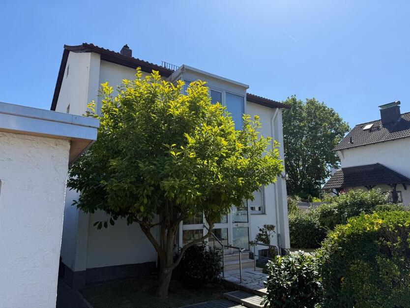 freistehendes Einfamilienhaus mit großem Garten in Erlensee