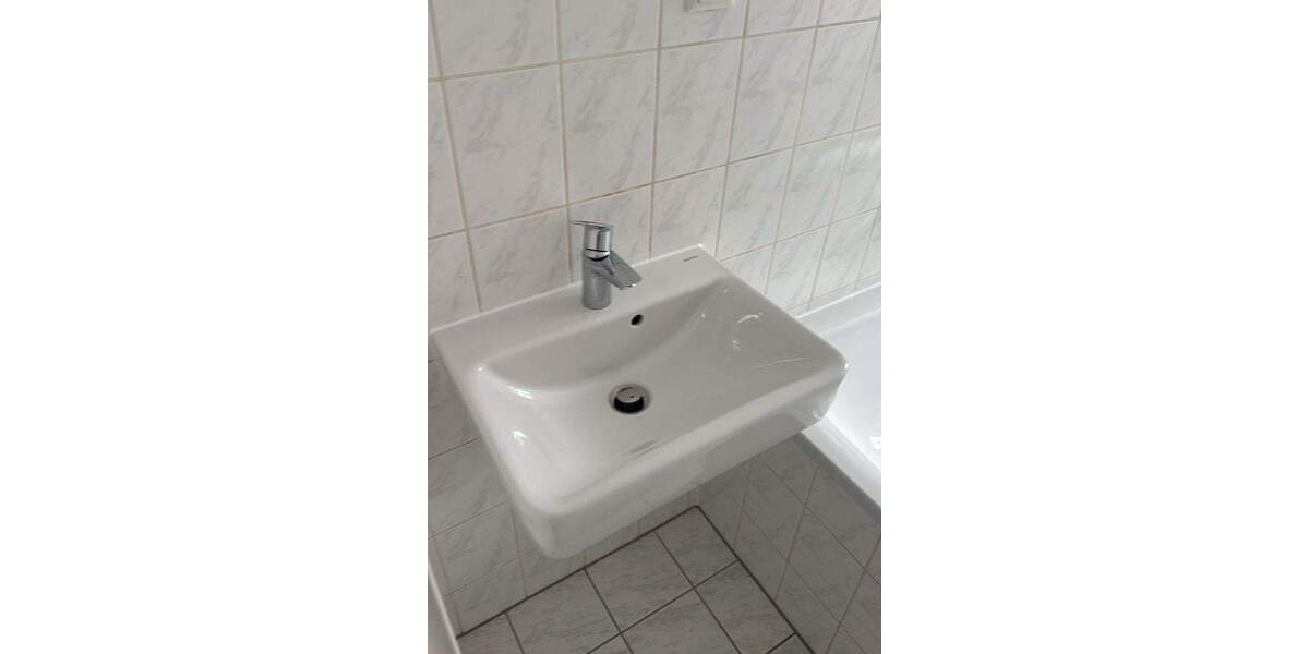 Direkt einziehen! Frisch renovierte kleine 3 Zimmer-Wohnung mit separater Küche und Tageslichtbad 3 zimmer