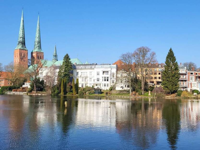 Exklusiv: Sanierte 3-Zi.-Wohnung mit Carport, Aufzug, Balkon & traumhaftem DOM-Blick am Mühlenteich