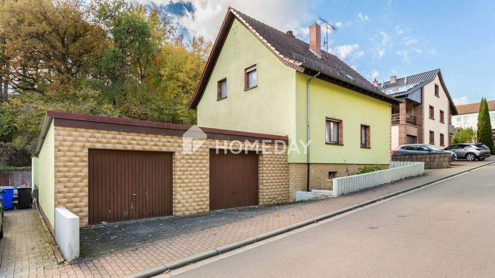 Zwei Balkone, großer Garten, Doppelgarage: Ihr Familiendomizil in Contwig 5 zimmer