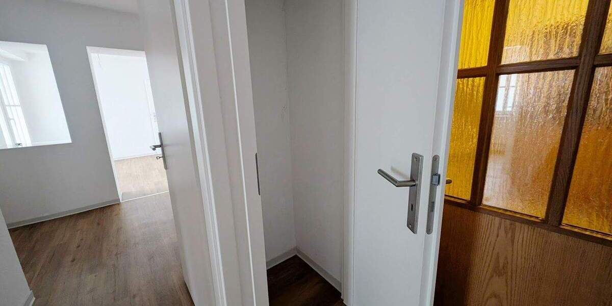 Hell & Renoviert! 3 Zimmer + Esszimmer, Vinyl-Boden, Tageslichtbad + 2 Abstellräume + gute Lage 3 zimmer