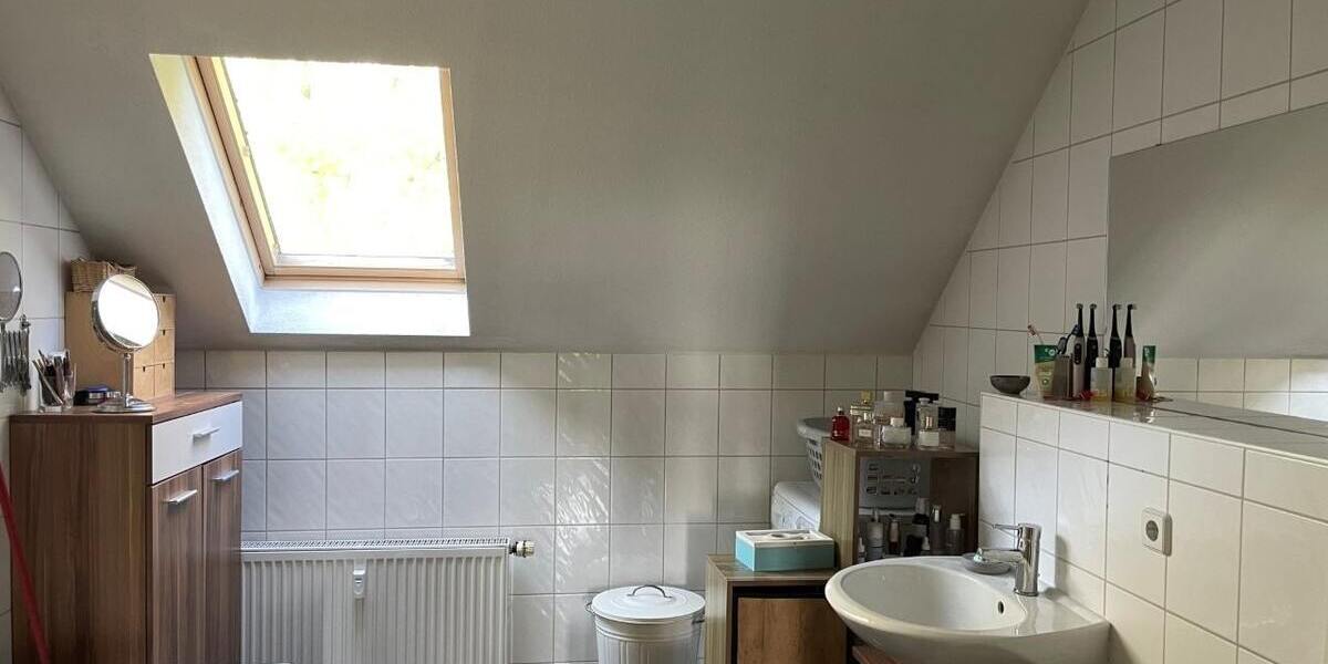 Gepflegte DG-Wohnung mit EINBAUKÜCHE, Balkon und Tageslicht-Bad ab 01.12. frei! 2 zimmer