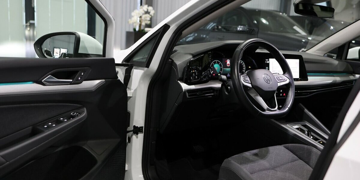 VW Golf VIII 2.0 TDI DSG LIFE IQ / NAVI+KAMERA, LED 53.000 km 21.998 &euro; Hamm 59077