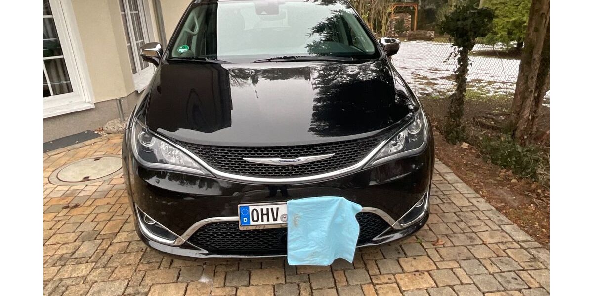 Chrysler Pacifica 85.000 km 29.900 &euro; Berlin 10785