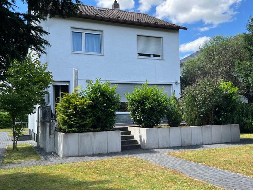 freistehendes Einfamilienhaus mit großem Garten in Erlensee