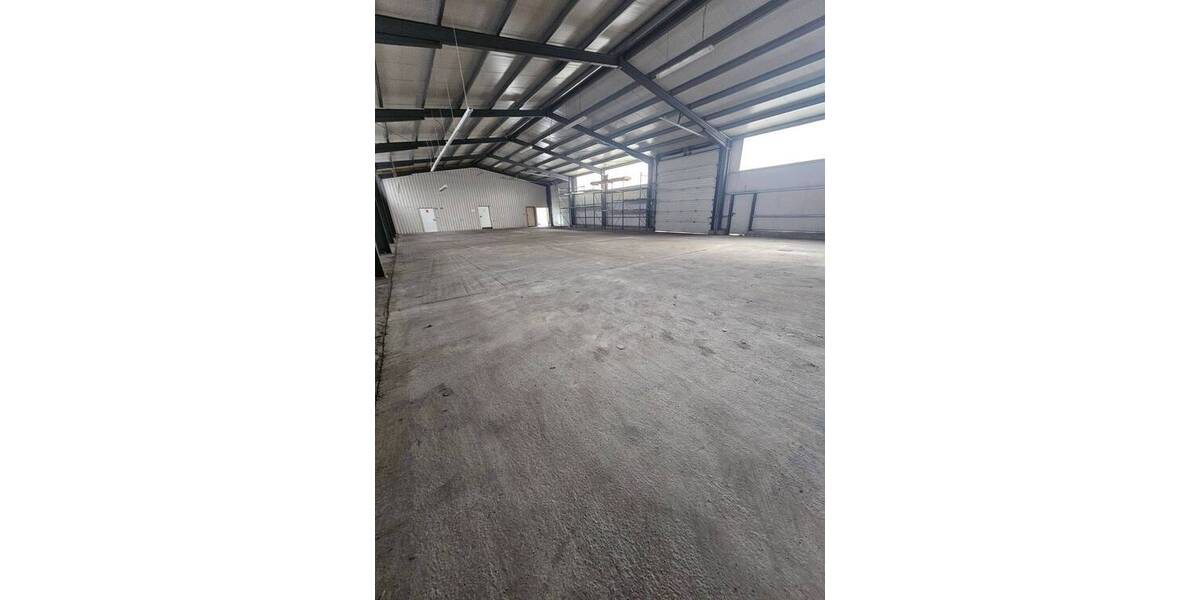 Pfeilerfreie Lagerhalle mit 2 Rolltoren, Büro, Lager, Teeküche, WC & zusätzl. Freifläche zimmer