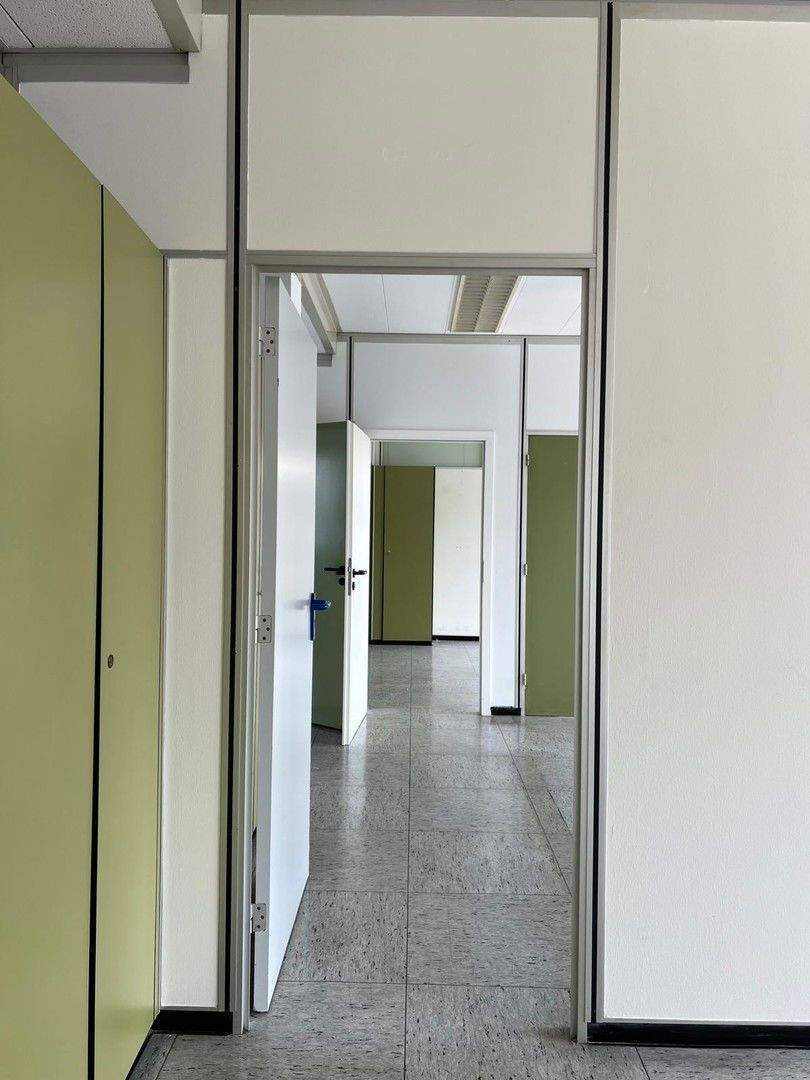 Geräumige Büro Praxisfläche im EG zimmer