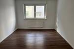 Erstbezug nach Renovierung - 3 ZW im 1. OG mit Balkon zum Innenhof, modernes Tageslichtbad mit Badewanne - ab sofort bezugsbereit