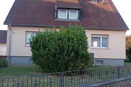 Vermiete saniertes Einfamilienhaus mit 8 Zimmern nahe Weinbergen 8 zimmer