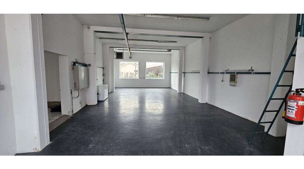 Halle in Haag 600 € 136.82 m²