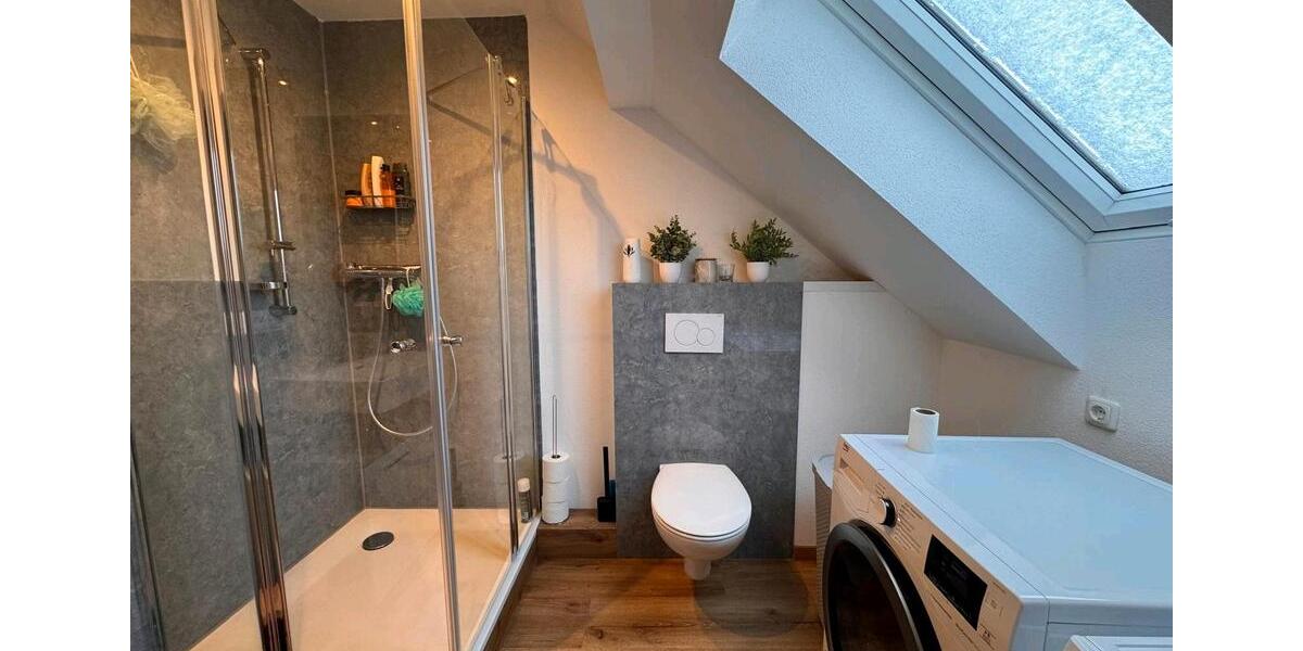 schöne Dachgeschoss Wohnung. 2 zimmer