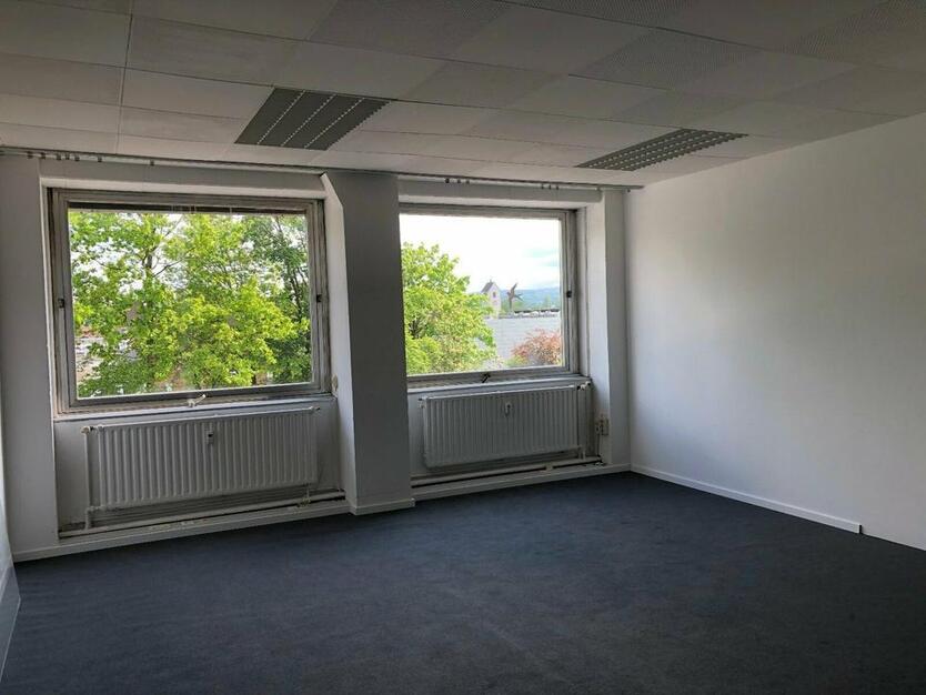 Büro 36 qm - BüroflächenCoWorking - große Fenster, hell